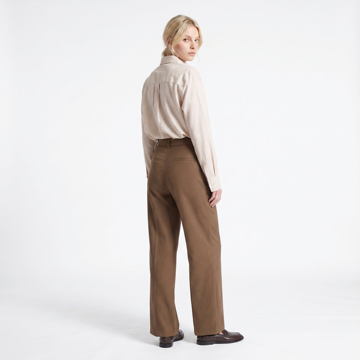 Chemise fluide et élégante Col ouvert Coupe féminine et confortable