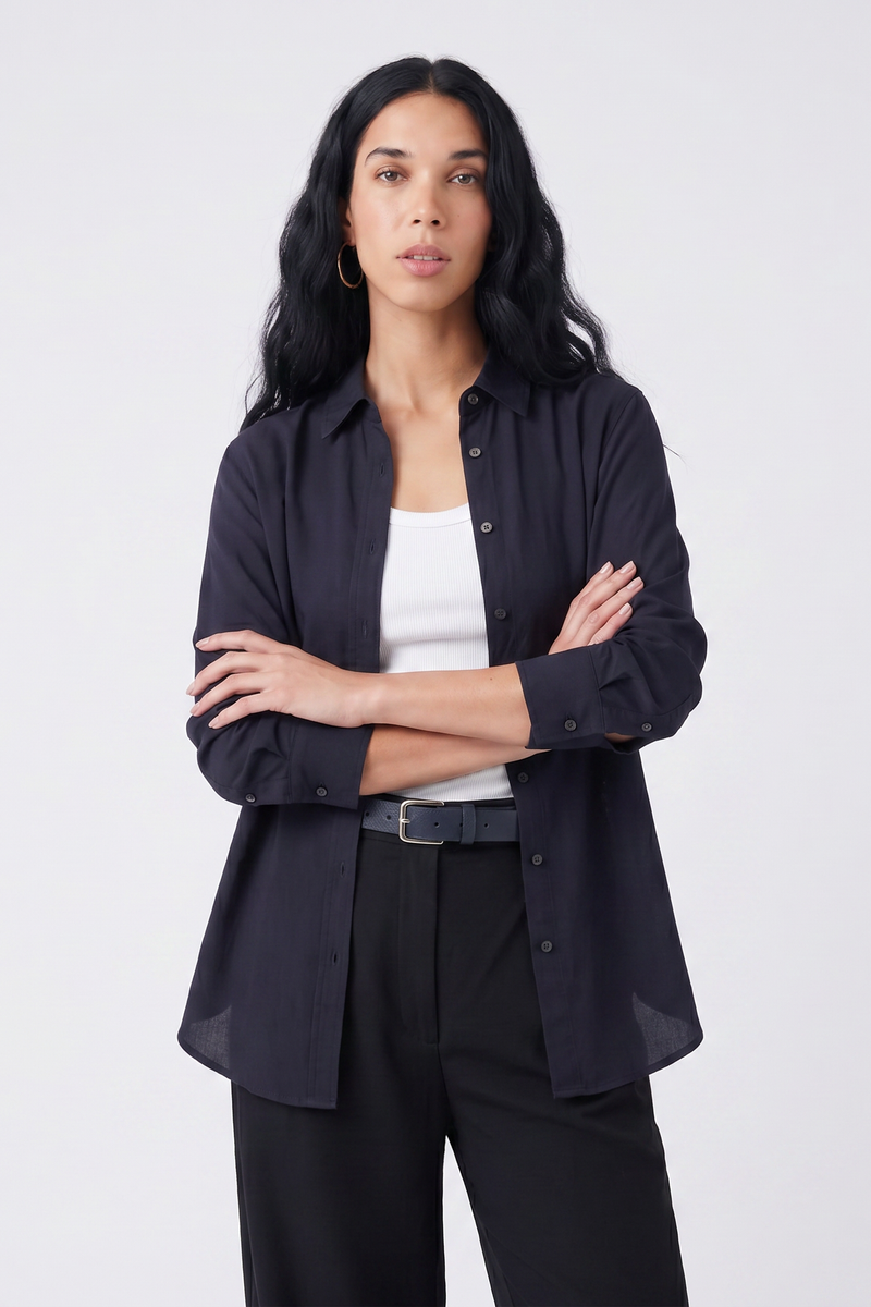 Chemise fluide et élégante Col ouvert Coupe féminine et confortable