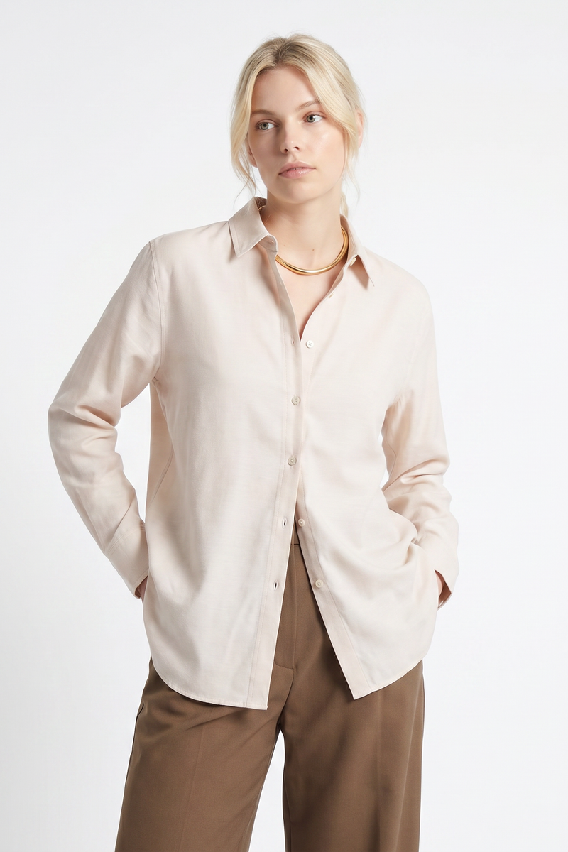 Chemise fluide et élégante Col ouvert Coupe féminine et confortable