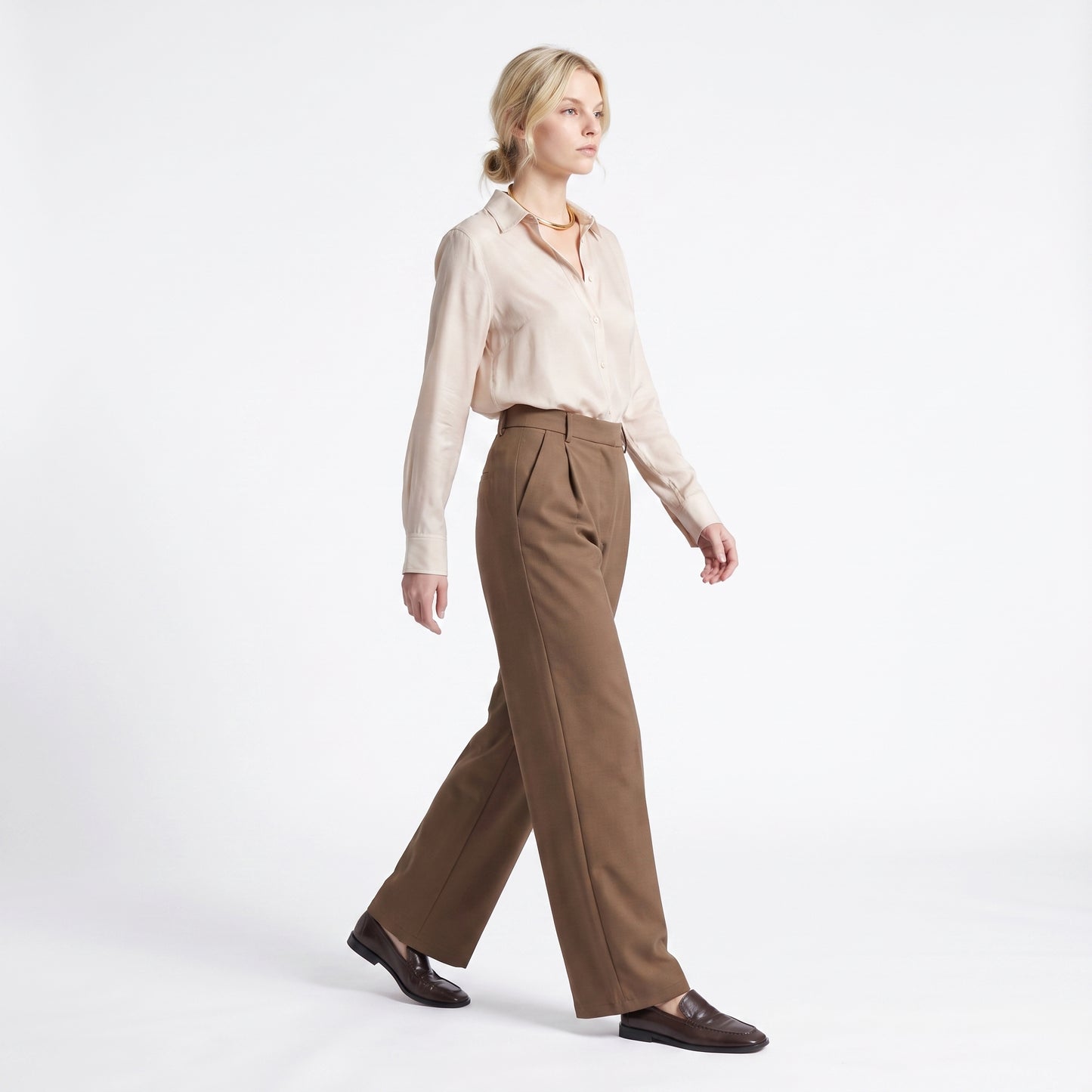 Chemise fluide et élégante Col ouvert Coupe féminine et confortable