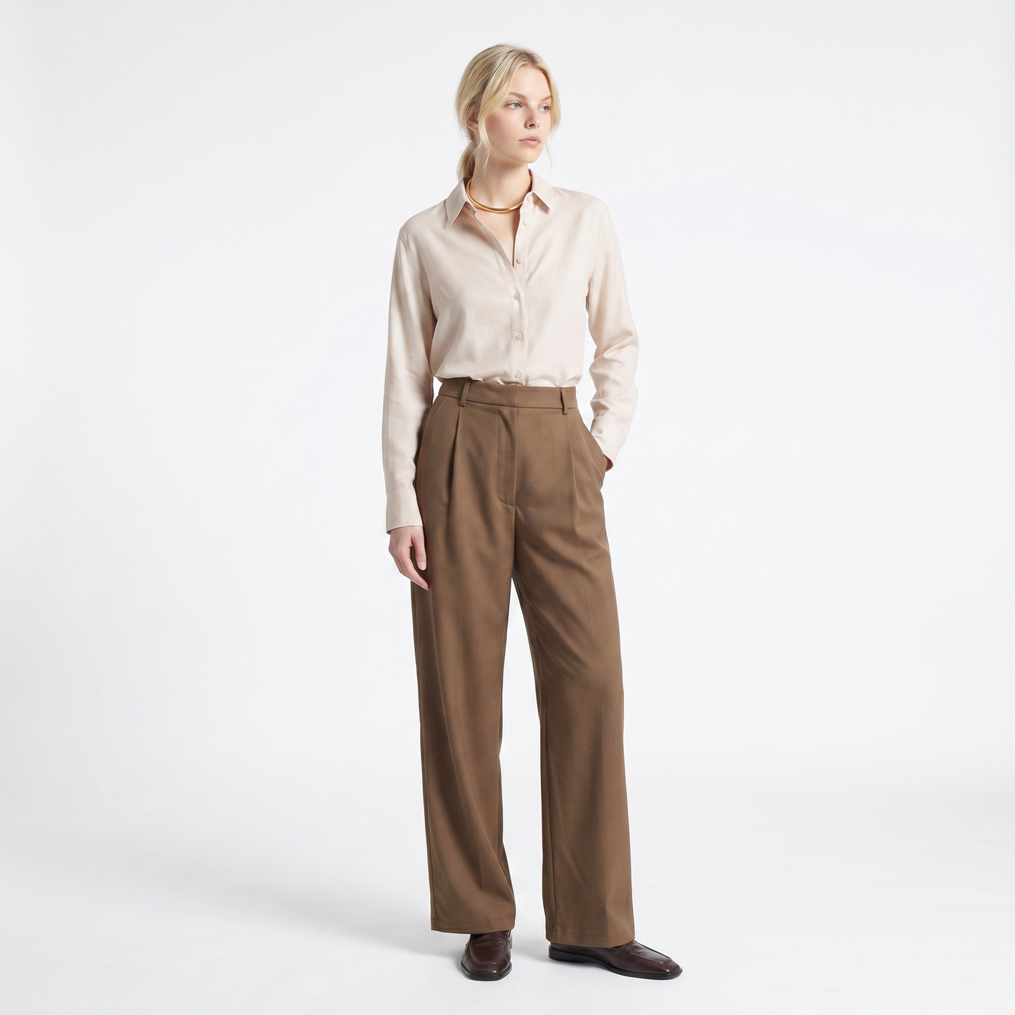 Chemise fluide et élégante Col ouvert Coupe féminine et confortable