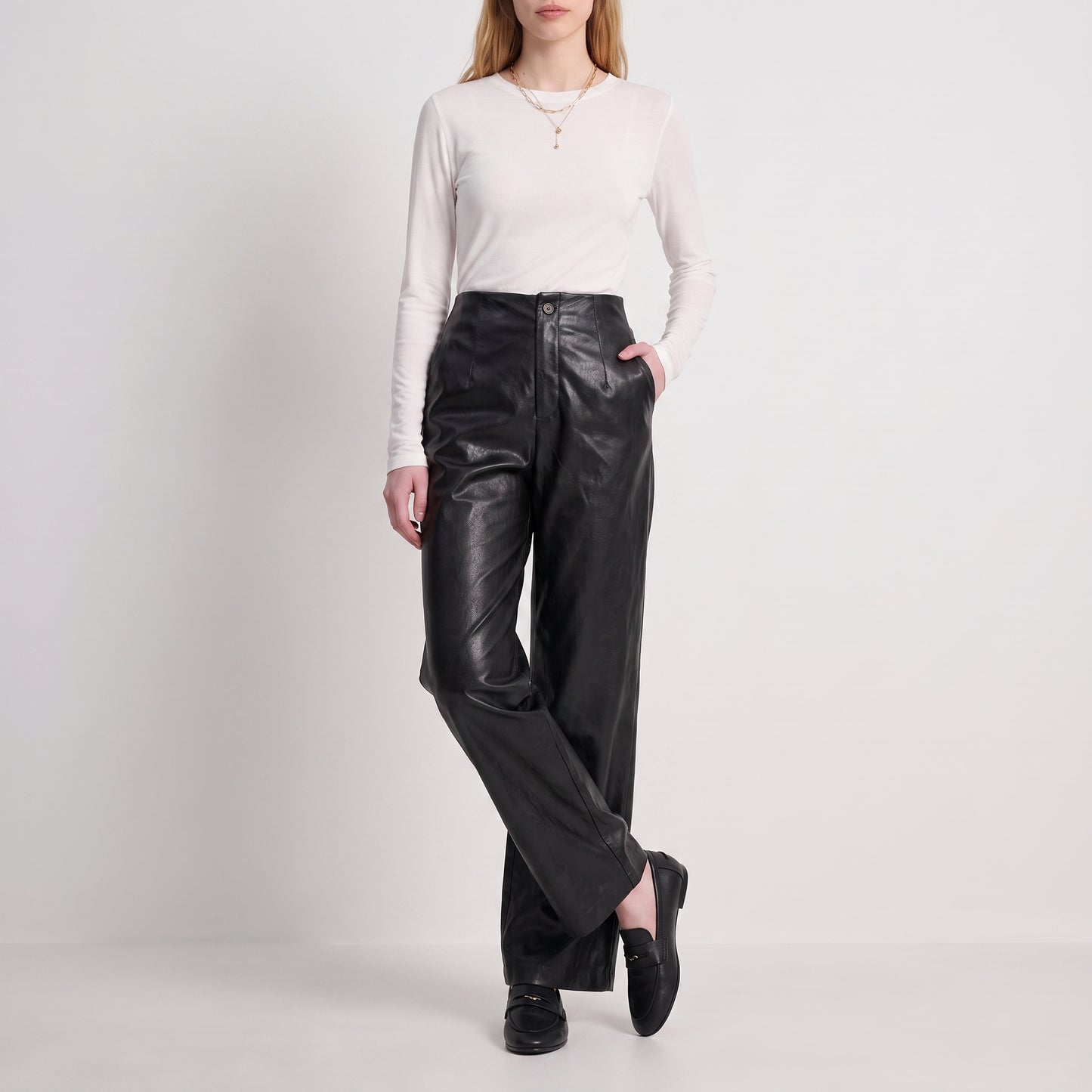 Pantalon droit Taille haute Jambes larges Plis à l'avant Poches latérales