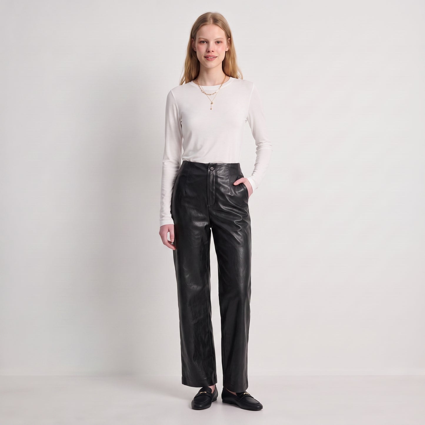 Pantalon droit Taille haute Jambes larges Plis à l'avant Poches latérales